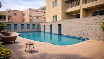 12 outdoor pools