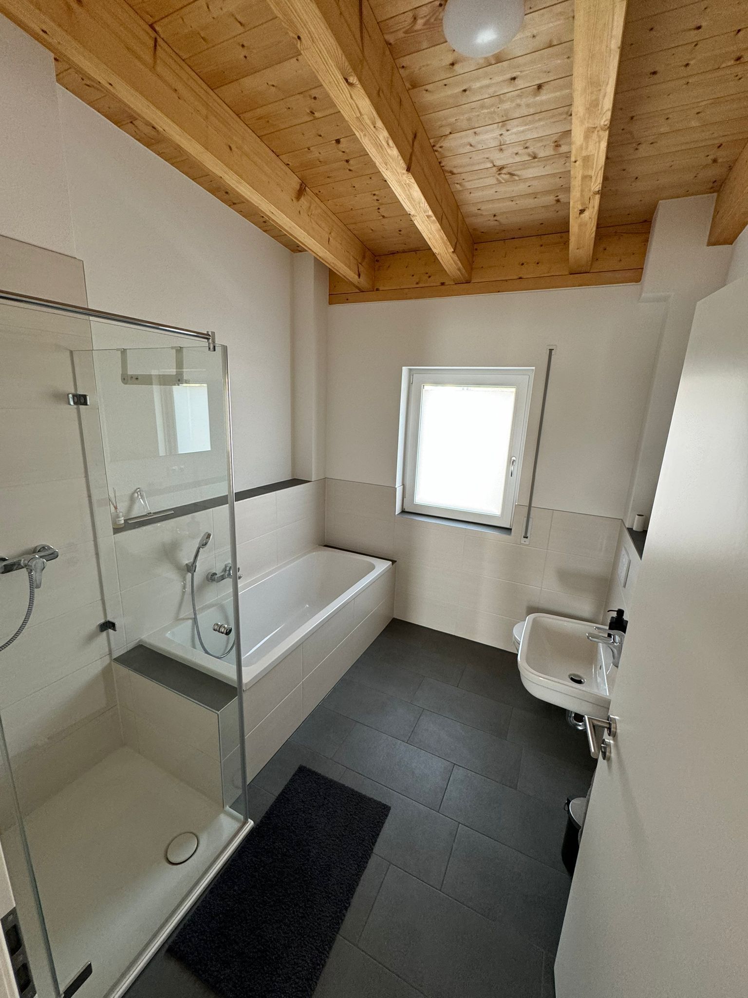 Serviettes fournies, papier toilette