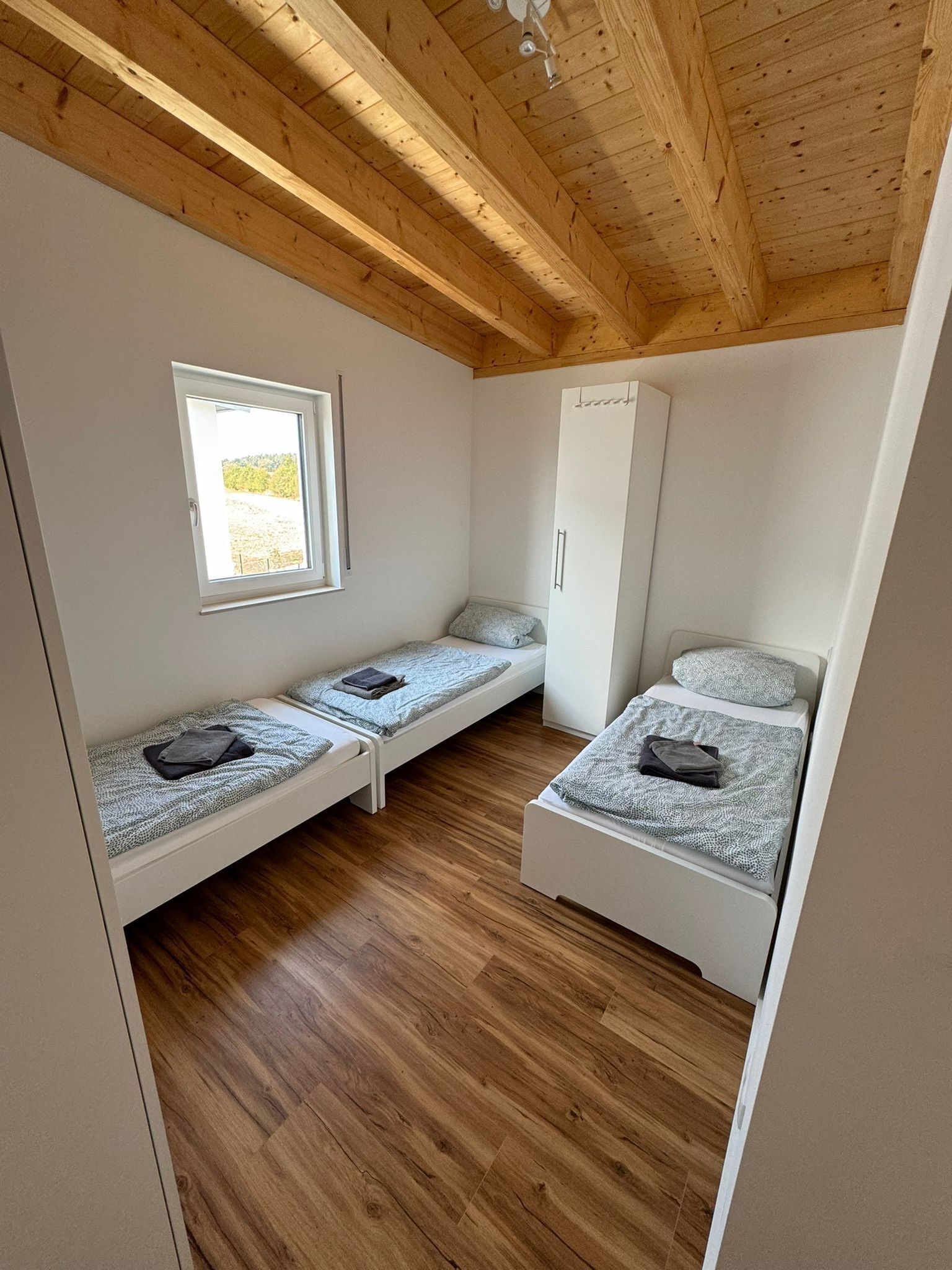 2 bedrooms, internet, bed sheets