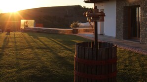 A building with a balcony, a wooden barrel, and a clear sky. - Junior Suite with SPA & Pool (Dogliani)
