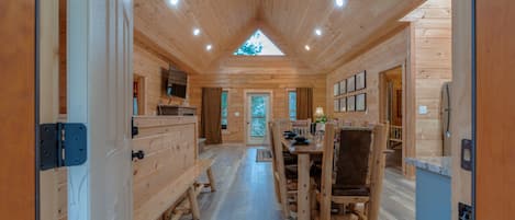 Cabin, 4 Bedrooms | Dining