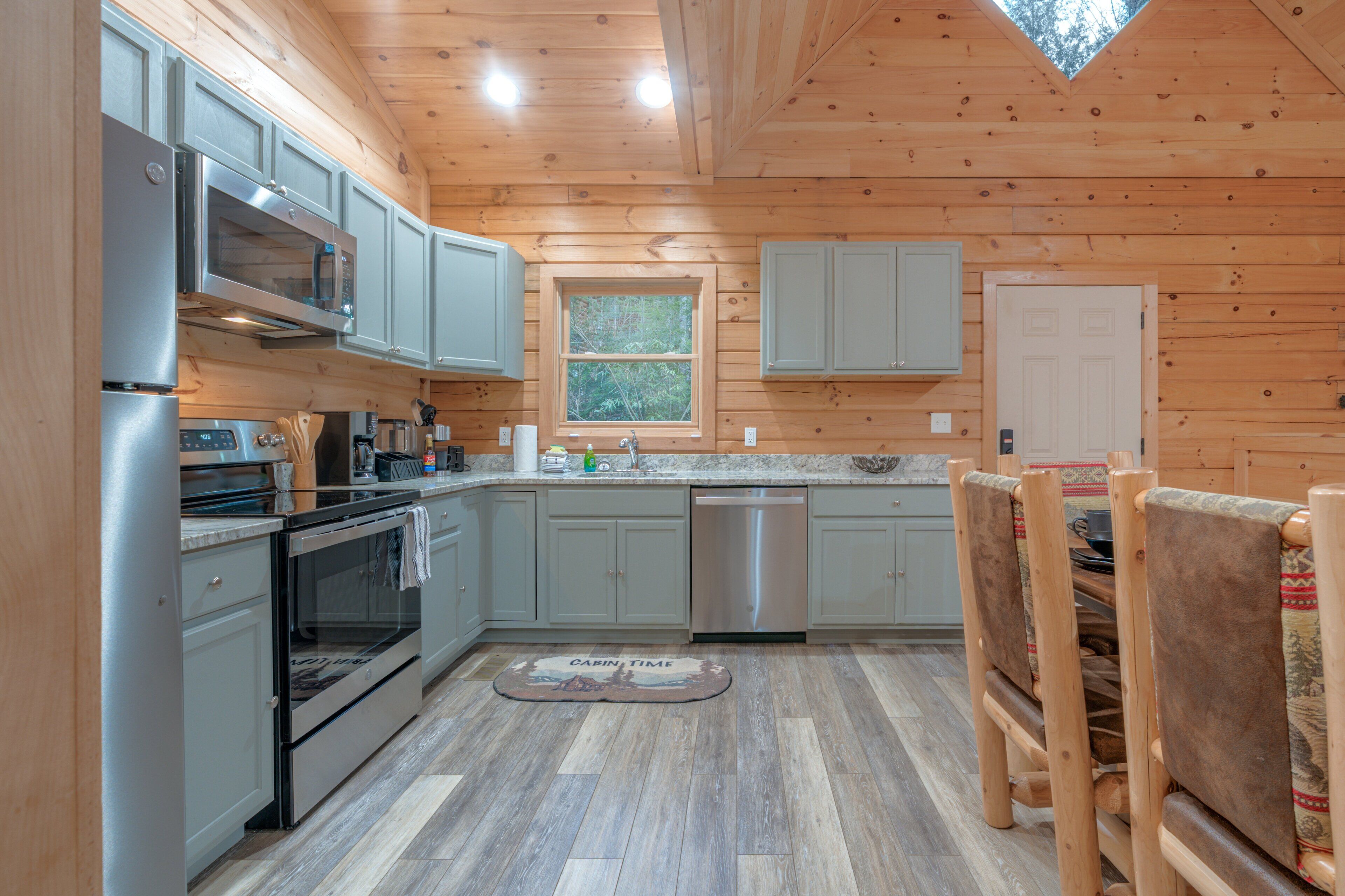 Chalet rustique, 4 chambres | Cuisine privée | Cafetière-théière, grille-pain