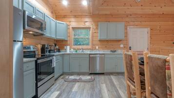 Chalet rustique, 4 chambres | Cuisine privée | Cafetière-théière, grille-pain