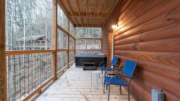 Chalet rustique, 4 chambres | Baignoire à remous intérieure