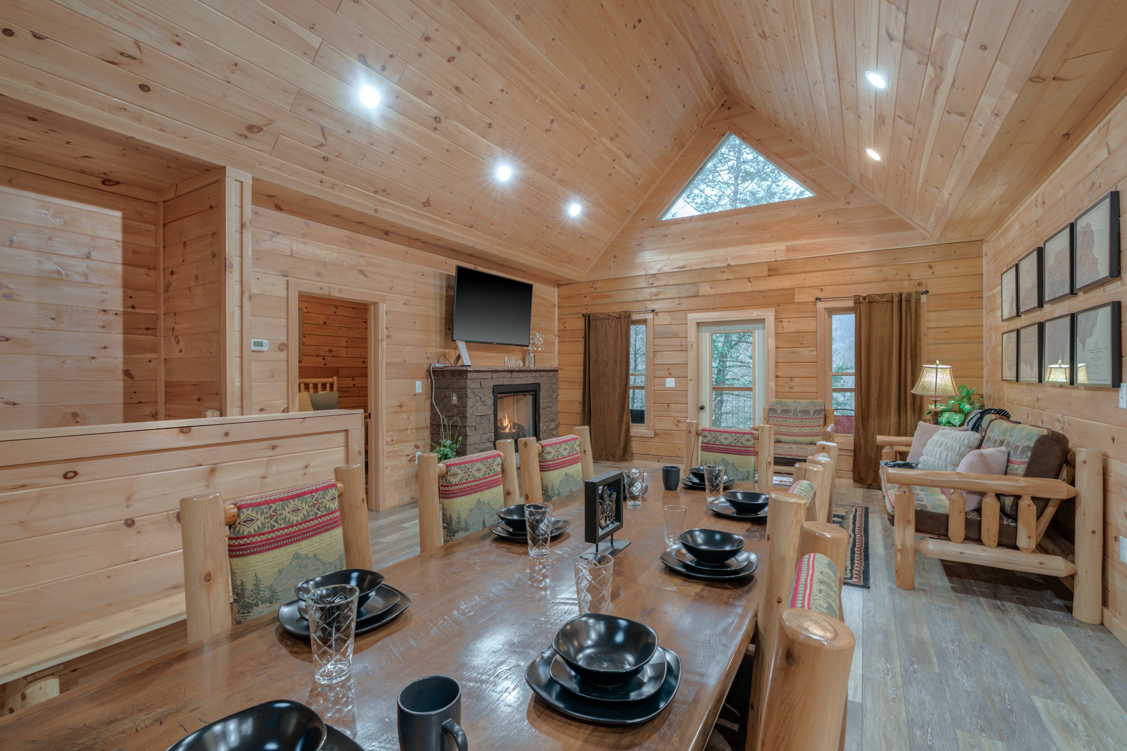 Cabin, 4 Bedrooms | Dining