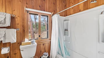 Cabin, 2 Bedrooms | Bathroom | Towels, shampoo