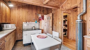 Cabin, 2 Bedrooms | Private kitchen | Fridge, oven, coffee/tea maker, toaster