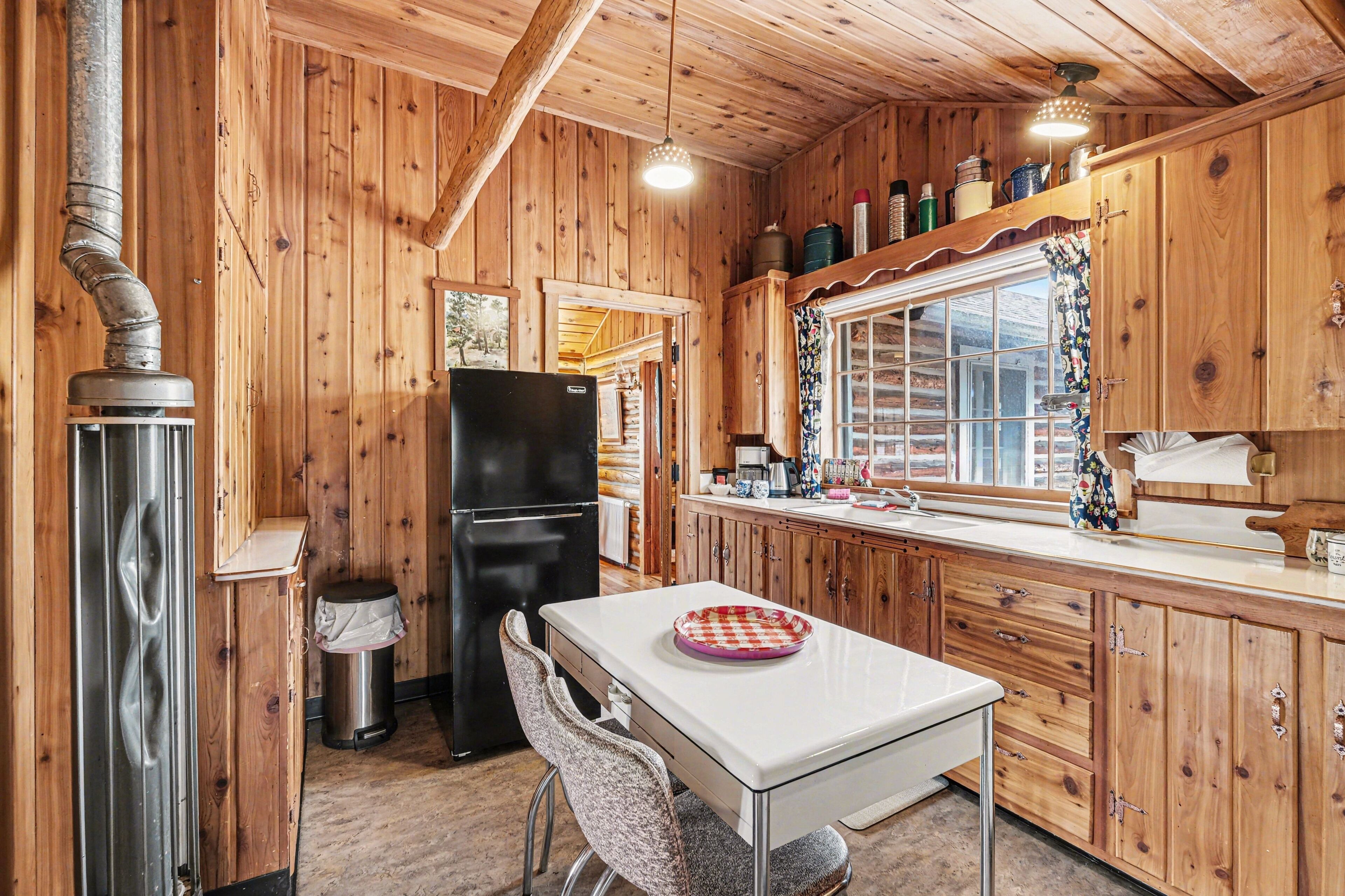 Cabin, 2 Bedrooms | Private kitchen