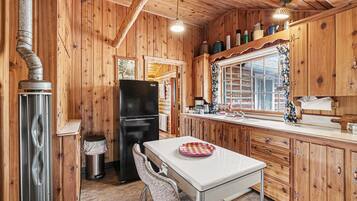 Cabin, 2 Bedrooms | Private kitchen