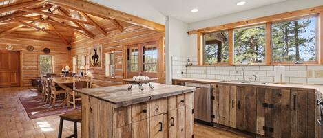 House, 3 Bedrooms | Private kitchen | Fridge, oven, coffee/tea maker, toaster