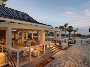 Outdoor dining - Ocean Oak Resort Fabulous 2BR condo Hilton Head Island -  May 23 - May 30 ONLY (Hilton Head Island)