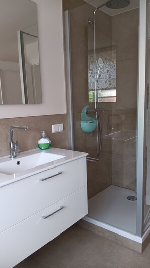 Shower, hair dryer, towels, soap - Vacation apartment "Kleine Pause" - in the old schoolhouse (Schweigen-Rechtenbach)