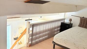 2 bedrooms, iron/ironing board, free WiFi