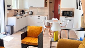 A modern apartment with a kitchen, dining area, and living room. - St Cyprien, charming house and beautiful sunny exterior (Saint-Cyprien)