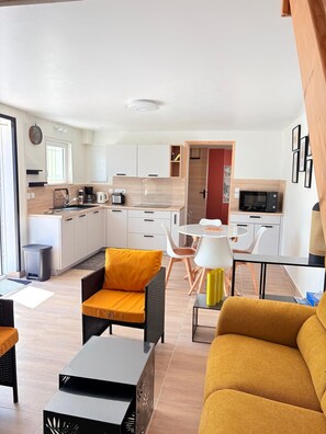 A modern apartment with a kitchen, dining area, and living room. - St Cyprien, charming house and beautiful sunny exterior (Saint-Cyprien)