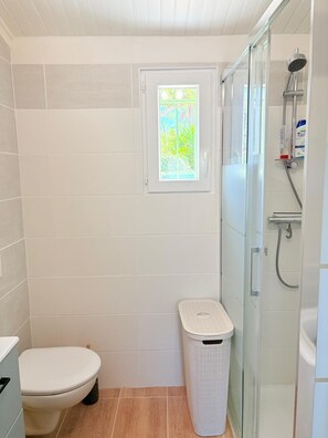 Shower, hair dryer - St Cyprien, charming house and beautiful sunny exterior (Saint-Cyprien)