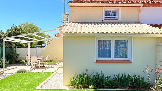 A house with a tiled roof, a small window, and a well-maintained lawn. - St Cyprien, charming house and beautiful sunny exterior (Saint-Cyprien)