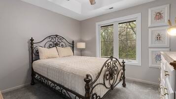 5 bedrooms, iron/ironing board, WiFi, bed sheets