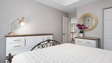 5 habitaciones, tabla de planchar con plancha, wifi y ropa de cama