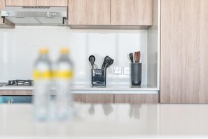 Fridge, microwave, oven, stovetop - Free housekeeping visits during your stay - StayShort - Stunning 1 Bed in Maritime City that Sleeps 4! (Dubai Maritime City)