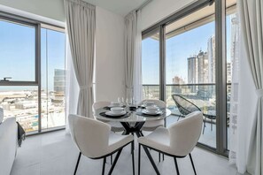 Dining - Free housekeeping visits during your stay - StayShort - Stunning 1 Bed in Maritime City that Sleeps 4! (Dubai Maritime City)