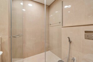Dusche, Haartrockner, Handtücher