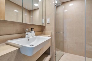 Dusche, Haartrockner, Handtücher
