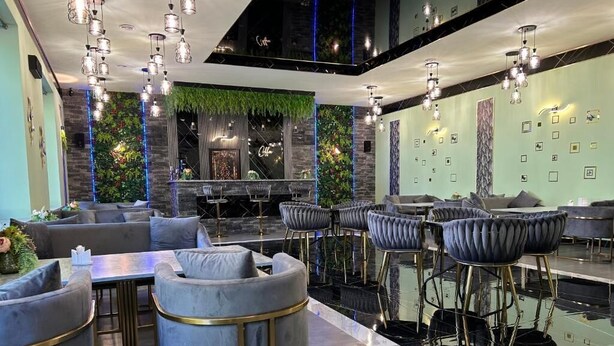 Ein modernes Interieur mit einer Sitzecke, einer Bar und einer Wandverkleidung.