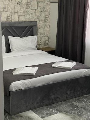 Quarto casal, vista para o jardim | Cortinas blackout, Wi-Fi de cortesia