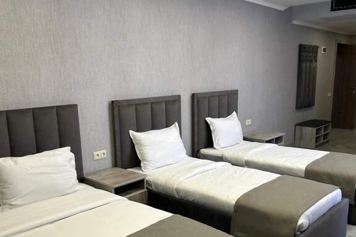 Chambre familiale, vue sur la ville | Rideaux dâobscurcissement, accĂšs au Wi-Fi (inclus)