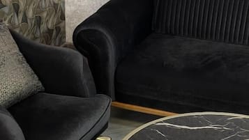 Chambre Double Supérieure, vue ville | Coin séjour | Télévision