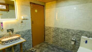 Deluxe Room, Mountain View | Bathroom