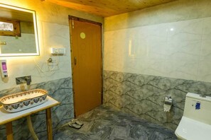 Deluxe-rum - utsikt mot bergen | Badrum