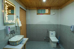 Luxury Suite, Mountain View | Bathroom | Shower, free toiletries, towels - Western Tragopan Cottage (Banjar)