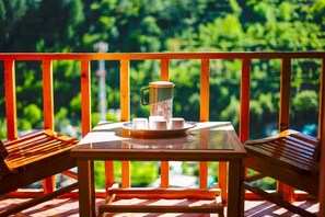 Luxury Suite, Mountain View | Outdoor dining - Western Tragopan Cottage (Banjar)