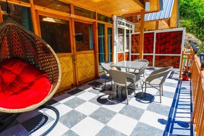 Lyxsvit - utsikt mot bergen | Restaurang utomhus