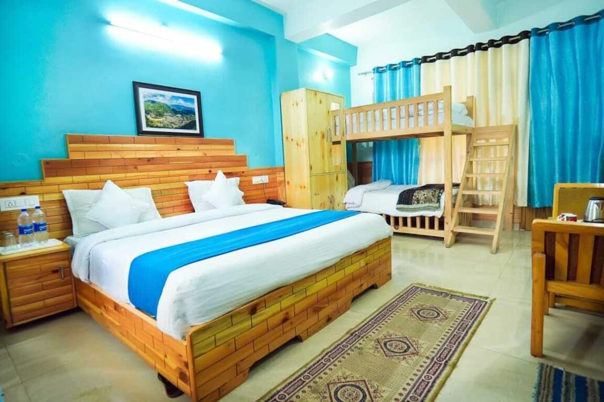 Quarto casal standard, vista para a cidade