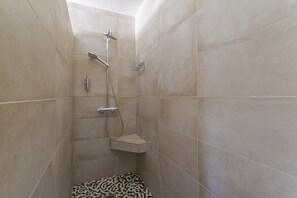 Regadera, secadora de cabello, toallas 