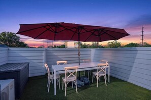 Outdoor dining - Nashville Rooftop Retreat | Your Music City Escape Awaits (Nashville)