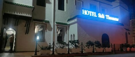En bygning med et skilt, der viser 'HOTEL Sidi Thamiam'.