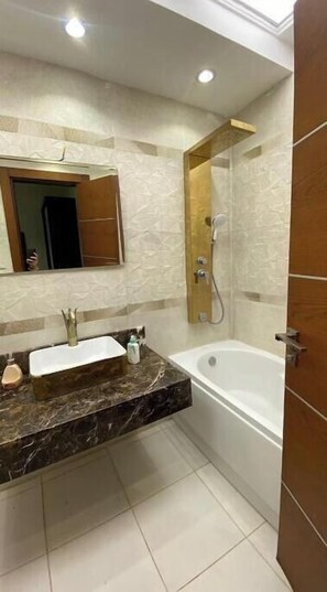 Dusche, Haartrockner, Bidet, Handtücher