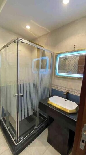 Dusche, Haartrockner, Bidet, Handtücher