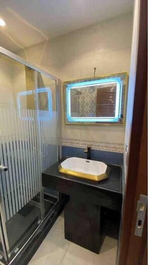 Dusche, Haartrockner, Bidet, Handtücher