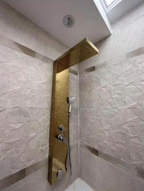 Dusche, Haartrockner, Bidet, Handtücher