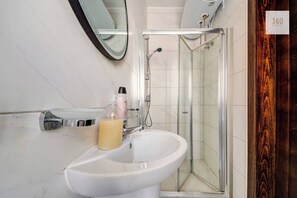 Hair dryer, towels - 7BR Swieqi Retreat with Pool Terrace and Ensuites (Swieqi)