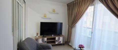 Departamento Confort, balcón, vista a la playa | Área de sala de estar