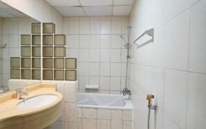 Comfort-Apartment, Balkon, Strandblick | Badezimmer
