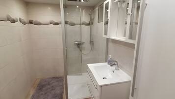Een douche, een haardroger, handdoeken