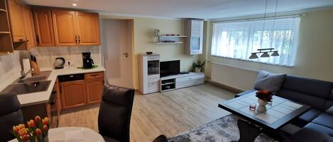 TV, table tennis, stereo