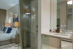 Dusche, Haartrockner, Handtücher, Shampoo